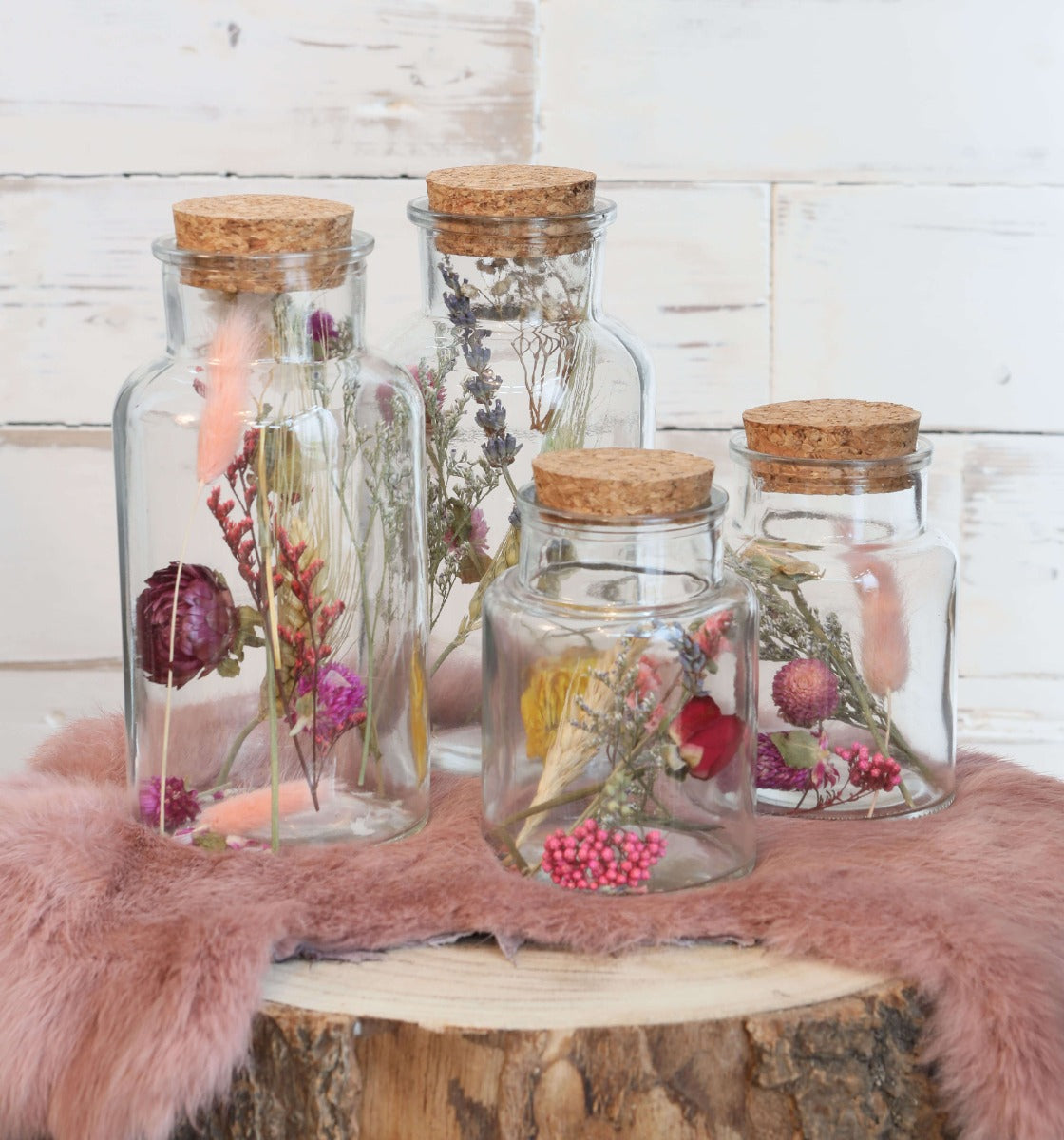 Glazen medicijnfles met 2 diverse droogbloemen Ø7cm - 12 st